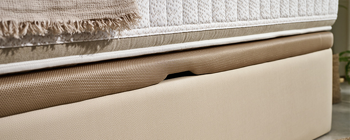 Pormenor do sofá rebatível lateral